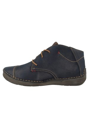 Bottes à cheville en cuir bleu marine avec des lacets marron clair, des coutures en zigzag et une semelle en caoutchouc texturée, affichant un profil bas et un bout arrondi.