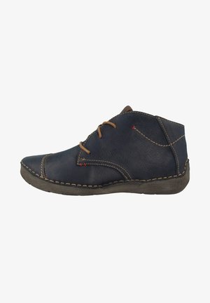 Bottes à cheville en cuir bleu marine avec des lacets marron clair, des coutures en zigzag et une semelle en caoutchouc texturée, affichant un profil bas et un bout arrondi.