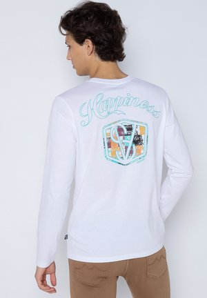 Weißes Langarm-T-Shirt mit einem bunten Grafikdesign auf der Rückseite, mit dem Wort "Happiness" in hellblauer Schreibschrift.