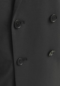Svart dubbelknäppt blazer med mjukt tyg, två svarta knappar och skräddarsydd passform som framhäver en strukturerad design.