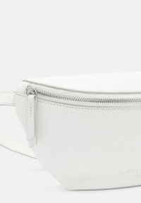 Fanny pack bianco in pelle con una cerniera argentata, caratterizzato da un design minimalista e una superficie liscia, con logo in rilievo sul davanti.
