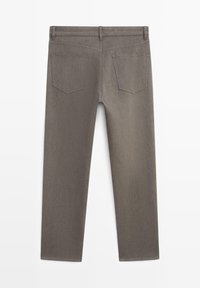 Graue Jeans aus Denim mit glatter Textur, fünftaschigem Design und geraden Beinen. Verfügt über zwei Gesäßtaschen mit einfachem Steppmuster.