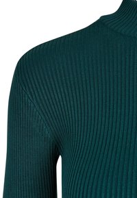 Weißer, gerippter Rollkragenpullover in Petrol mit tailliertem Schnitt, glatter Textur und hohem Kragen, der vertikale Linien und einen eleganten Stil betont.