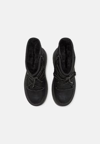 Bottes d'hiver noires avec un extérieur texturé, doublure duveteuse, lacets réglables et semelle robuste. Le design présente un col haut pour un meilleur maintien.