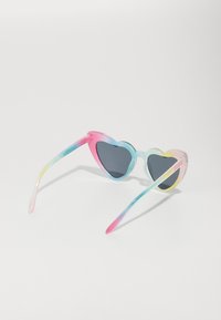 Hartvormige zonnebril met een doorzichtig pastelframe met roze, blauwe en gele accenten; grijs getinte lenzen; slanke armen.