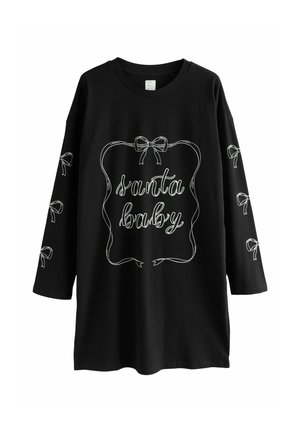 Schwarzes Langarmshirt mit weißen Schleifenmustern an den Ärmeln und vorne, mit dem Text "Santa Baby", umrahmt von einer Grafik mit Schleife und Ripsband.