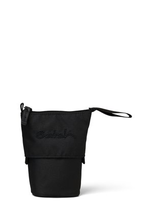 Schwarze Stofftasche mit Reißverschluss oben, ausgestattet mit einem gestickten Logo. Abgerundeter Boden, strukturiertes Design und ein Tragegurt oben.
