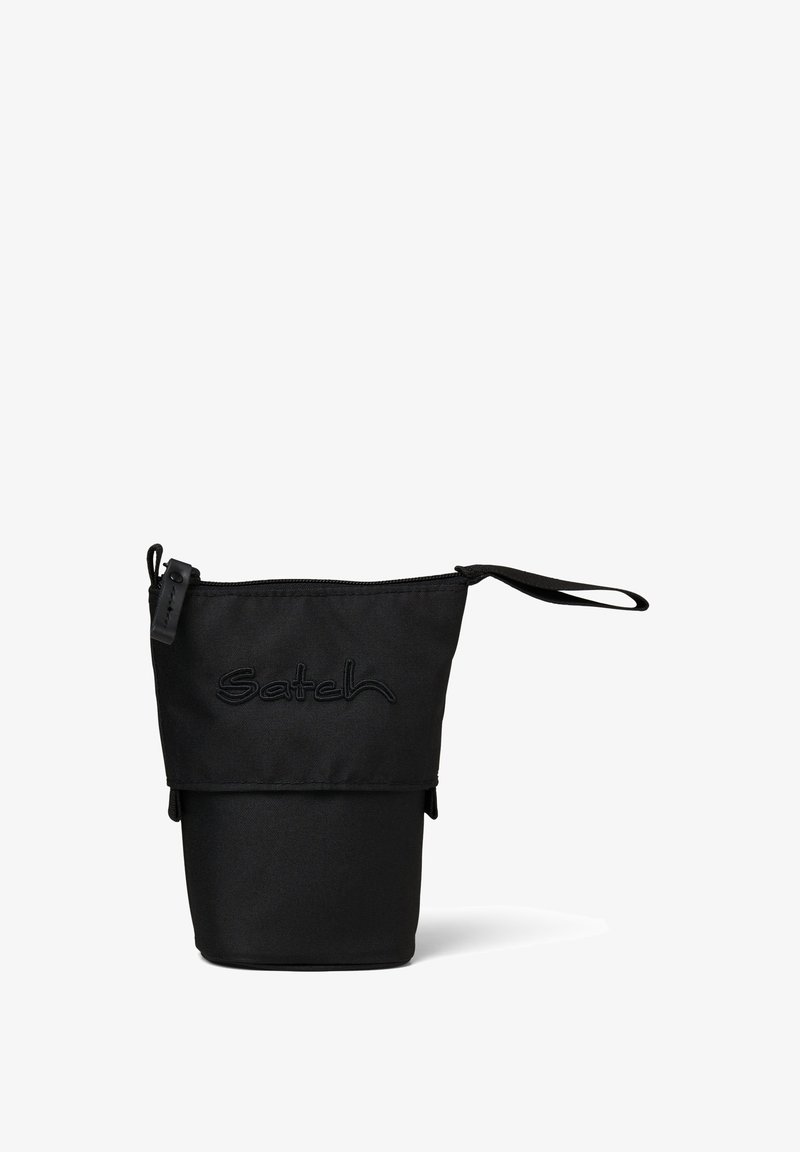 Schwarze Stofftasche mit Reißverschluss oben, ausgestattet mit einem gestickten Logo. Abgerundeter Boden, strukturiertes Design und ein Tragegurt oben.