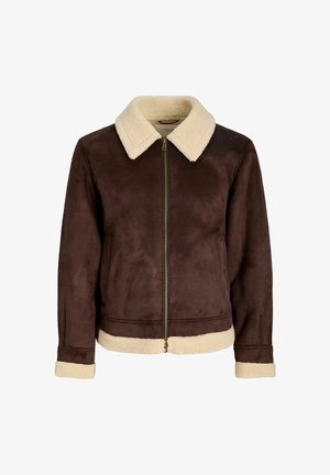 Veste en daim marron avec col en fourrure crème, fermeture éclair complète à l'avant et poignets bordés de fourrure. Texture douce avec un design décontracté.