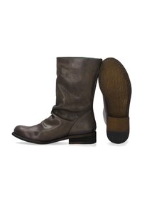 Brązowe skórzane botki za kostkę o zwężającym się kroju, okrągłym czubku i ze słupkowym obcasem; wyposażone w boczny zamek błyskawiczny i teksturowaną podeszwę.