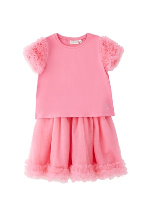 Vestido rosa de manga corta con mangas y falda de tul con volantes, con cuerpo liso y falda amplia y fruncida.