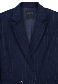 Blazer navy con righe bianche, due bottoni, rever a punta, taschino sul petto e foderato liscio all'interno. Etichetta del brand "CALLIOPE" contrassegnata con la taglia S.