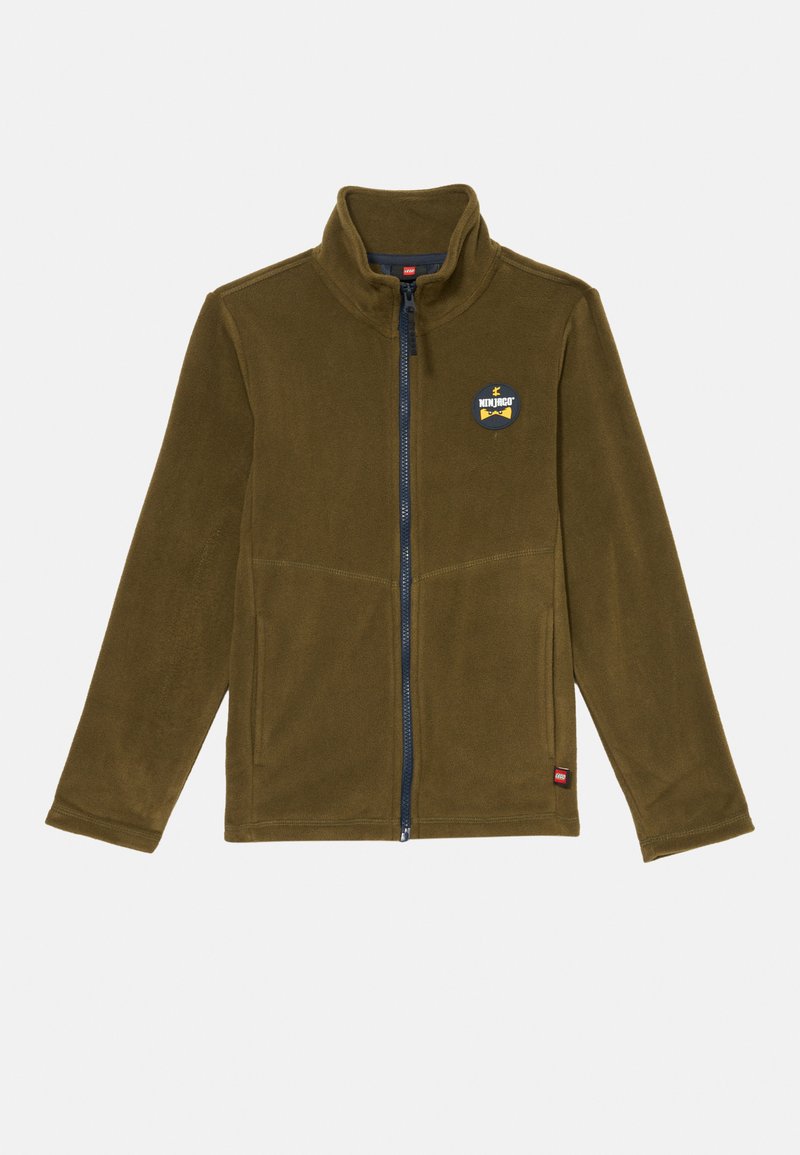 Oliiviroheline fliisjakk kõrge kraega, ees lukuga, kahe alumise taskuga ja sinise embleemiga vasakul rinnal. Pehme tekstuur.