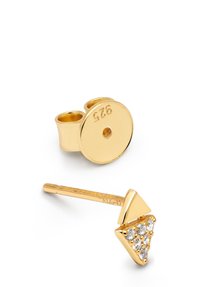 Pendientes de aro en tono dorado que presentan una base redonda con grabado y una parte superior triangular adornada con piedras preciosas transparentes. Ambas piezas tienen un acabado pulido.