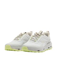 Lichtgrijze sportschoenen met een gestructureerde bovenkant, reflecterende accenten en een limoen groene zool. Bevat een cushioned sole en een verstevigd teengebied.