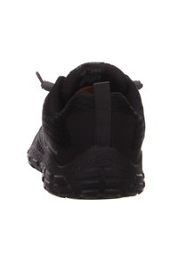 Schwarzer Sportschuh mit einem atmungsaktiven Mesh-Obermaterial, strukturiertem Sohlenprofil, Zuglasche und unkompliziertem Design ohne Schnürsenkel für bequemes Anziehen.