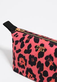 Neceser de maquillaje con estampado de leopardo rosa, acentos en negro, cremallera dorada y logo en relieve 'Bimba y Lola' en la parte frontal. Tejido texturizado.