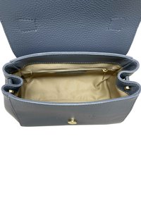 Szara skórzana torba o miękkiej, fakturowanej powierzchni, otwartym designie, z kieszenią na zamek błyskawiczny w kolorze złotym oraz zatrzaskiem z przodu.