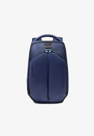 Zaino blu navy dal design elegante, caratterizzato da materiale strutturato, manico superiore e dettagli hardware in azzurro chiaro a contrasto.