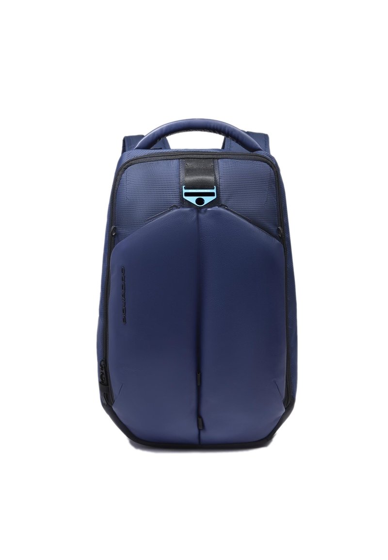 Mochila azul marino con un diseño elegante, presenta material texturizado, un asa superior y detalles en hardware de color azul claro que contrastan.