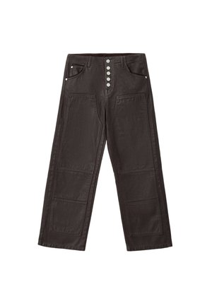 Mørkebrune bukser med lige ben, store forlommer med lapper foran og fem sølvknapper på lynlåslukningen.