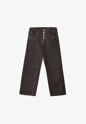 Pantalon marron foncé à jambes droites avec grandes poches plaquées devant et cinq boutons argentés sur la fermeture éclair.