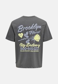 Grå bomulds t-shirt med grafisk design: "Brooklyn Florist NYC" i lys blå, en gul rose, og leveringsdetaljer i lys gul.