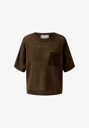 Brauner kurzärmeliger Strickpullover mit rundem Ausschnitt und Brusttasche, präsentiert vor weißem Hintergrund.