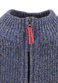 Blauwe gebreide pullover met hoge hals, voorzien van een rits en rode accentkoorden, gemaakt van textuurgaren met een gemêleerd patroon.