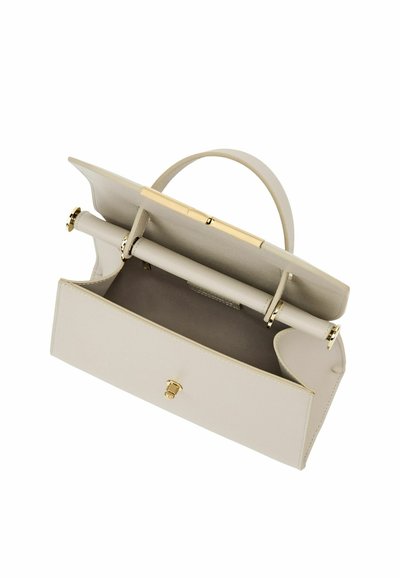 Torba za na ramo iz kremasto belega usnja z zgornjim ročajem, odprtim pokrovom in zlato kovinsko opremo, ki prikazuje prazen notranji predel.