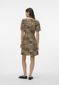 Vero Moda VMALBA SHORT DRESS - Denné šaty - sandshell aopbetty