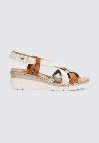 Sandalias de cuña con una combinación de colores beige, marrón y plata metálica, que cuentan con tiras entrecruzadas y suelas texturizadas.