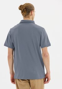 Kortärmad pikétröja i skiffergrå, gjord av mjukt tyg, med en klassisk krage, rena linjer och en rak fåll.