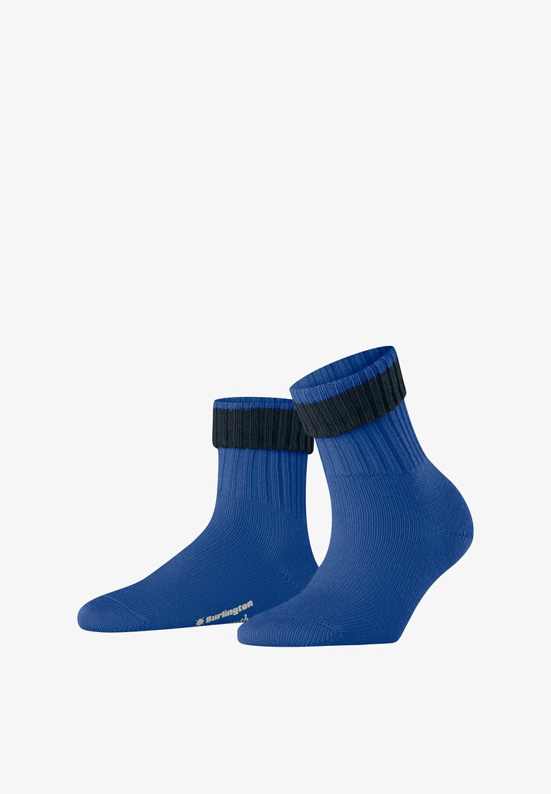 Chaussettes bleues avec texture côtelée et revers noir, présentant une zone de orteil renforcée et un petit logo sur le côté. Design court de cheville.