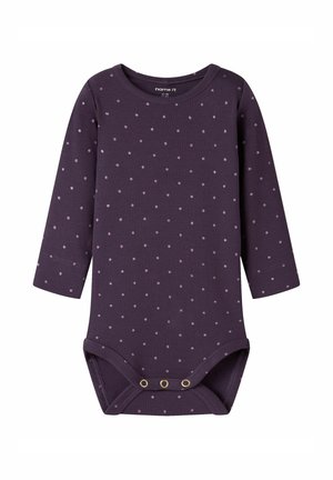 Body bébé à manches longues violet foncé avec des pois violet clair et trois boutons-pression en bas.