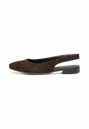 Ciemnobrązowy zamszowy płaski but na obcasie typu slingback z niskim, warstwowym obcasem i zaokrąglonym noskiem, widok z boku na białym tle.