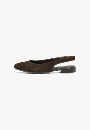 Ciemnobrązowy zamszowy płaski but na obcasie typu slingback z niskim, warstwowym obcasem i zaokrąglonym noskiem, widok z boku na białym tle.