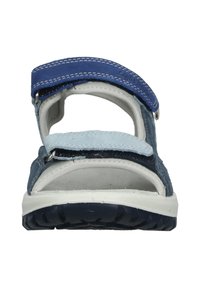 Sándal azul y gris con correas ajustables de velcro, textura de ante, plantilla acolchada y suela de goma con un patrón de tracción texturizado.