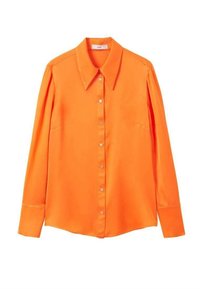 Camicia lunga a maniche cuffiate in satin di un vivace arancione, con colletto a punta, chiusura frontale con bottoni e pratiche tasche laterali. Texture liscia e design su misura.