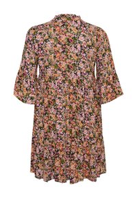 Robe à fleurs avec un col haut et des manches en cloche. Présente un motif floral multicolore sur un fond sombre. Tissu léger, design fluide.