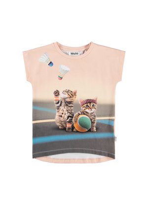 Tricou cu doi pisoi jucăuși care poartă bentițe pentru cap și benzi la încheietură, unul ține o minge, celălalt întinde mâna spre fluturașii care zboară pe teren.