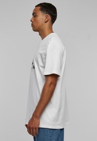 Upscale by Mister Tee CCTV OVERSIZE - T-shirts print - white