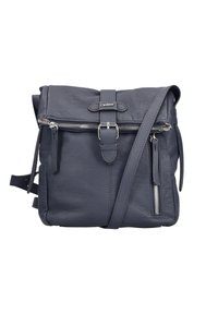 Bolso bandolera de cuero texturizado gris oscuro con correa de hebilla frontal, cierre superior y bolsillo con cremallera vertical, con correa de hombro ajustable.