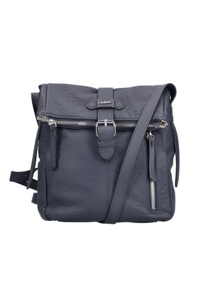 Sac bandoulière en cuir texturé gris foncé avec une sangle à boucle à l'avant, une fermeture éclair en haut et une poche zippée verticale, avec une sangle d'épaule réglable attachée.