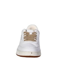 Zapatilla blanca con parte superior de cuero texturizado, cordones beige, interior acolchado y suela de goma moteada. Diseño de punta redonda con un mínimo de marcas.