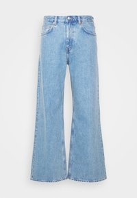 Jasnoniebieskie dżinsy typu wide-leg z denimu, z wysokim stanem, subtelnym przecieraniem i klasycznym pięciopocketowym wzorem z metalowymi elementami.