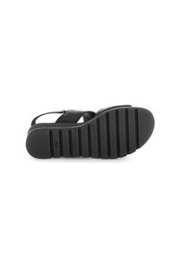 Zwarte leren sandaalzool met gestructureerd rubber voor grip. Heeft een lichte hak en een gebogen bandontwerp, gelabeld "Gabor" aan de zijkant.