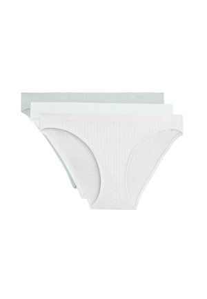 Drei Paar Damen-Baumwollbikinis in Weiß, Hellblau und Hellgrau, gefaltet und auf einem weißen Hintergrund gestapelt.