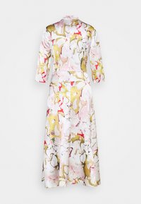 Robe à manches longues présentant un motif abstrait multicolore en rose, doré et rouge sur un fond blanc ; tissu semblable à de la soie avec un design fluide.