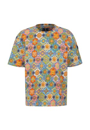 Korte mouw T-shirt met kleurrijke, ingewikkelde geometrische en bloemmotieven in oranje, blauw, groen, geel en roze tinten.